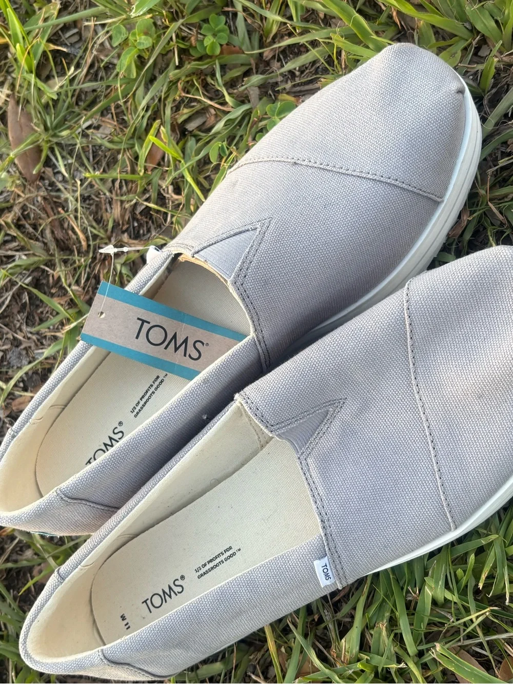 TOMS Slip-On Canvas Shoes in Light Gray Women size 11
